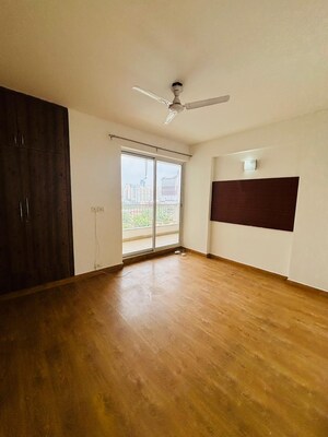 Room in 4 BHK Apartment at Bestech Park View Spa, Sector 47 – for Rent