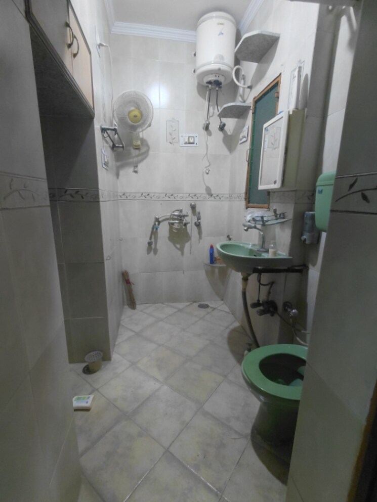 Bathroom, janakpuri 3 Bedroom 1150 Sq.Ft. Apartment In Janakpuri Delhi 9608308