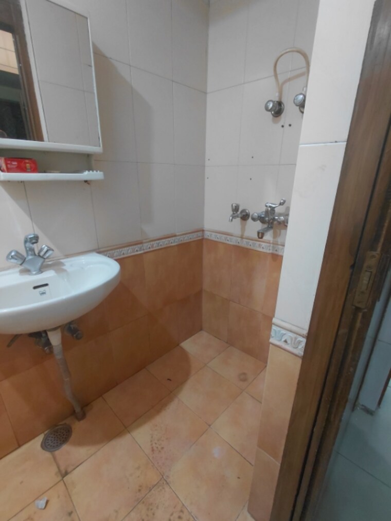 Bathroom, janakpuri 3 Bedroom 1150 Sq.Ft. Apartment In Janakpuri Delhi 9608308