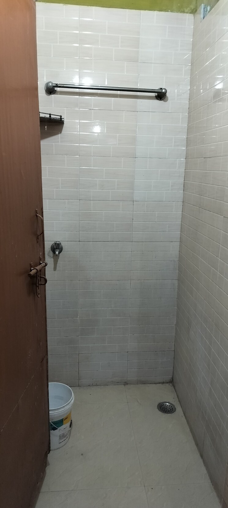 Bathroom, beta i greater noida 1 Bedroom 30 Sq.Mt. Builder Floor In Beta I Greater Noida Greater Noida 9608391