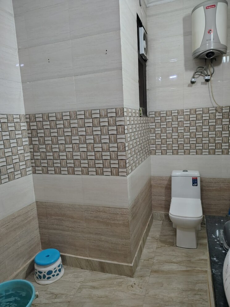 Bathroom, sainik colony 3 Bedroom 1377 Sq.Ft. Builder Floor In Sainik Colony Faridabad 9608366