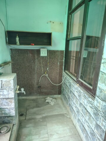 Furnished Amenities in 3 BHK Builder Floor at Sainik Colony – for Rent