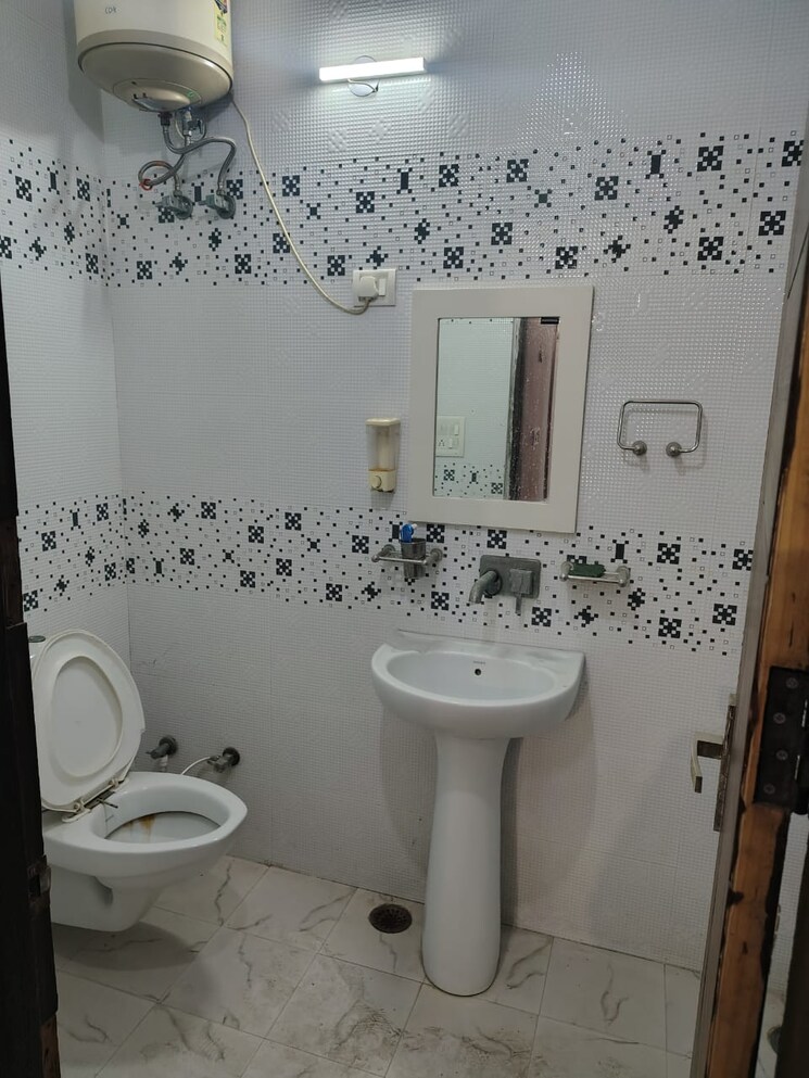 Bathroom, sainik colony 3 Bedroom 1377 Sq.Ft. Builder Floor In Sainik Colony Faridabad 9608366