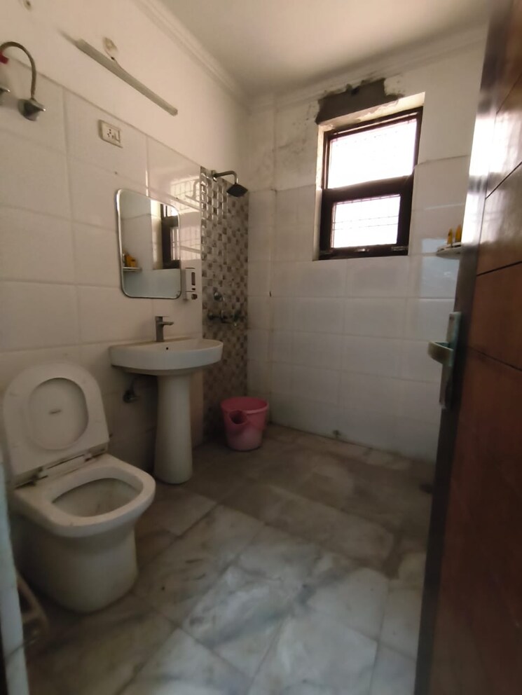 Attached Bathroom, sainik colony 2 Bedroom 1179 Sq.Ft. Builder Floor In Sainik Colony Faridabad 9608397