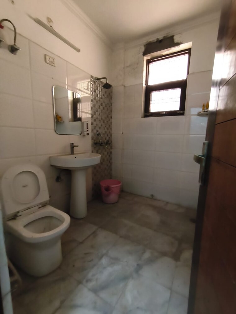 Attached Bathroom, sainik colony 2 Bedroom 1179 Sq.Ft. Builder Floor In Sainik Colony Faridabad 9608397