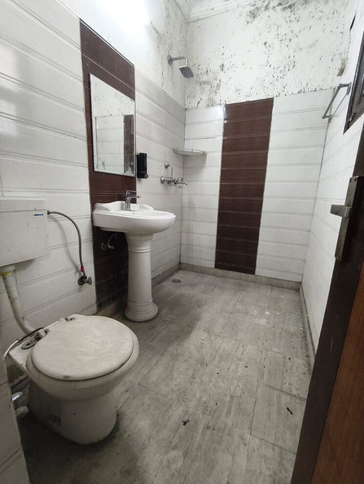 Bathroom, sainik colony 2 Bedroom 1179 Sq.Ft. Builder Floor In Sainik Colony Faridabad 9608397