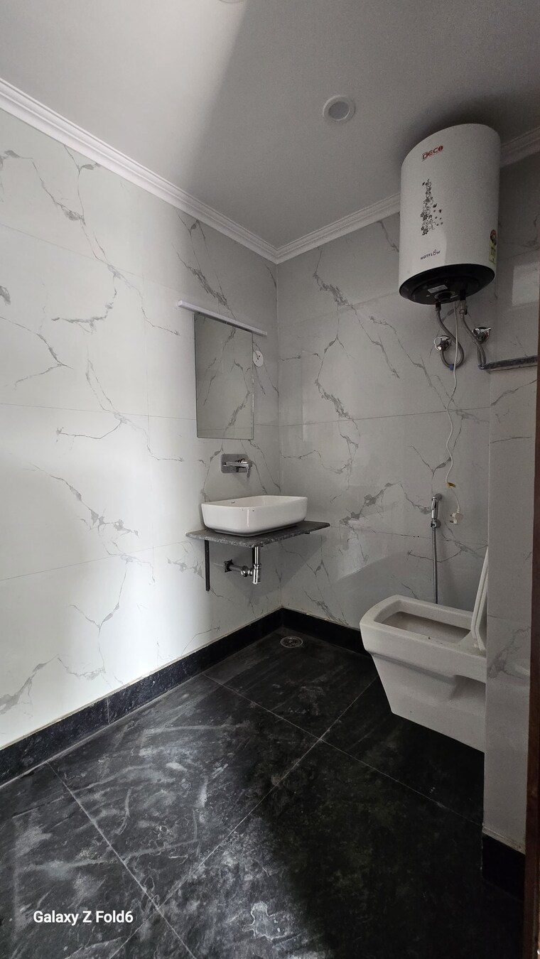 Bathroom, chattarpur 2 Bedroom 1000 Sq.Ft. Builder Floor In Chattarpur Delhi 9608718