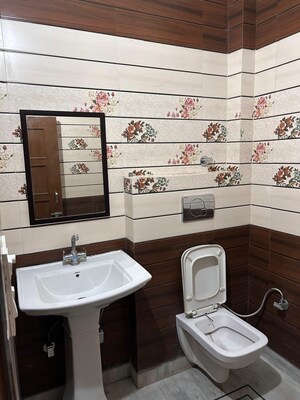 Attached Bathroom in 2 BHK Builder Floor at Aerocity – for Rent