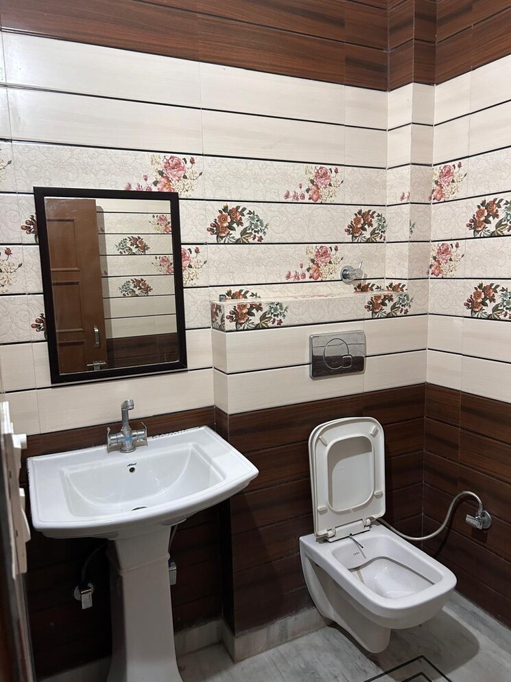 Attached Bathroom, aerocity 2 Bedroom 1800 Sq.Ft. Builder Floor In Aerocity Mohali 9608752