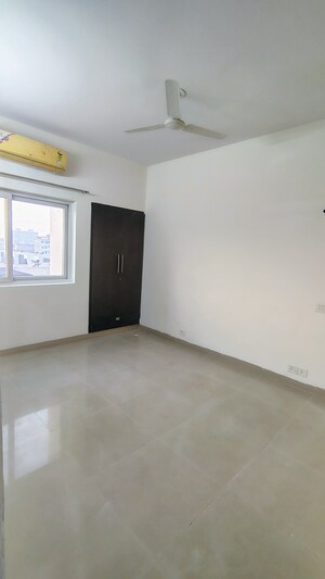 Room in 3.5 BHK Apartment at Spaze Privy, Sector 72 – for Rent