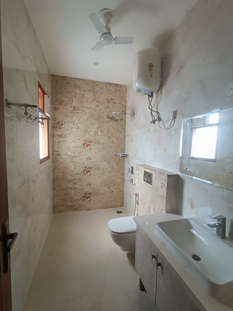Bathroom, ardee-city 3 Bedroom 2850 Sq.Ft. Apartment In Sector 52 Gurgaon 9609041