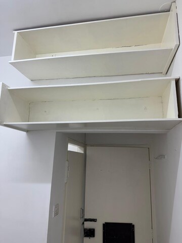 Furnished Amenities in 3 BHK Apartment at Lalazar Apartment, Palace Road – for Sale