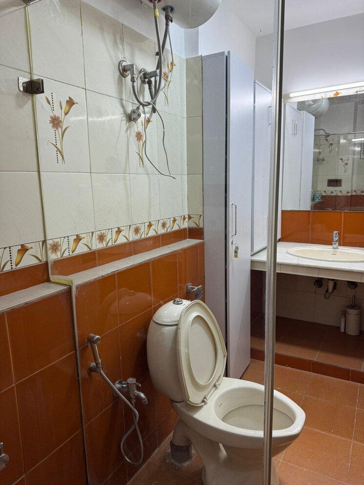Bathroom, lalazar-apartment 3 Bedroom 1800 Sq.Ft. Apartment In Palace Road Bangalore 9609632