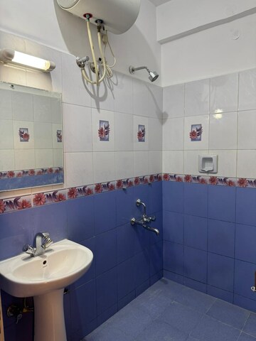 Bathroom in 3 BHK Apartment at Lalazar Apartment, Palace Road – for Sale