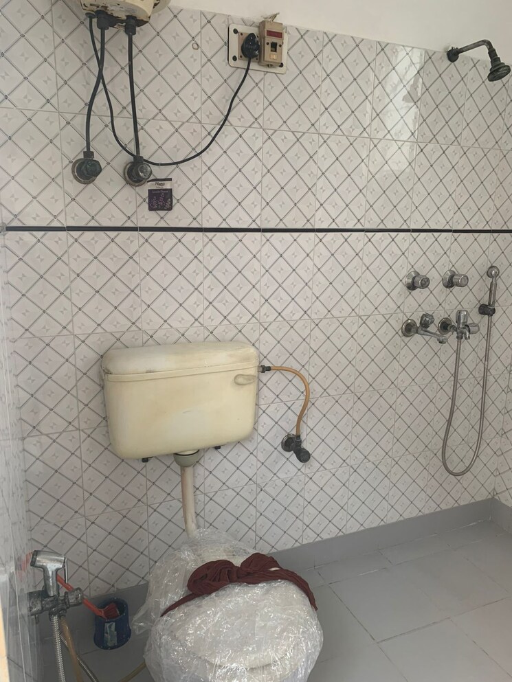 Bathroom, greater kailash i 1.5 Bedroom 1000 Sq.Ft. Builder Floor In Greater Kailash I Delhi 9609706