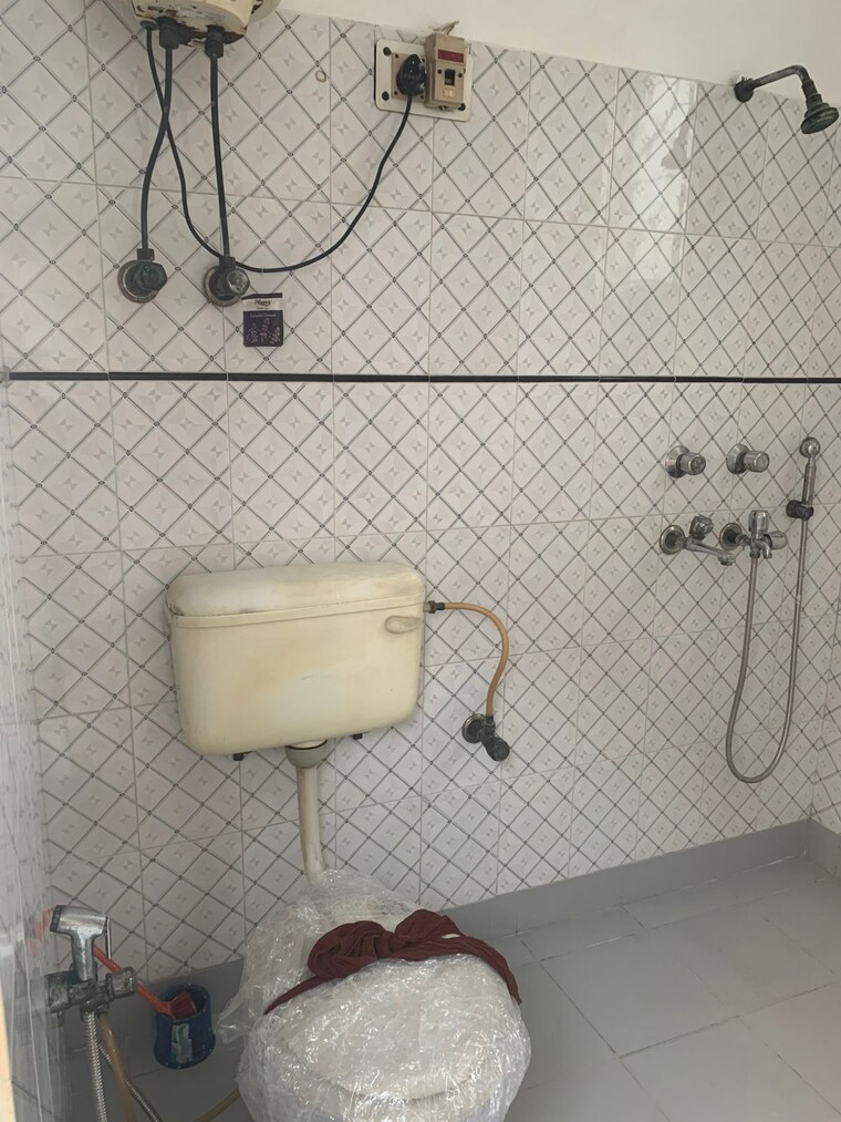 Bathroom, greater kailash i 1.5 Bedroom 1000 Sq.Ft. Builder Floor In Greater Kailash I Delhi 9609706