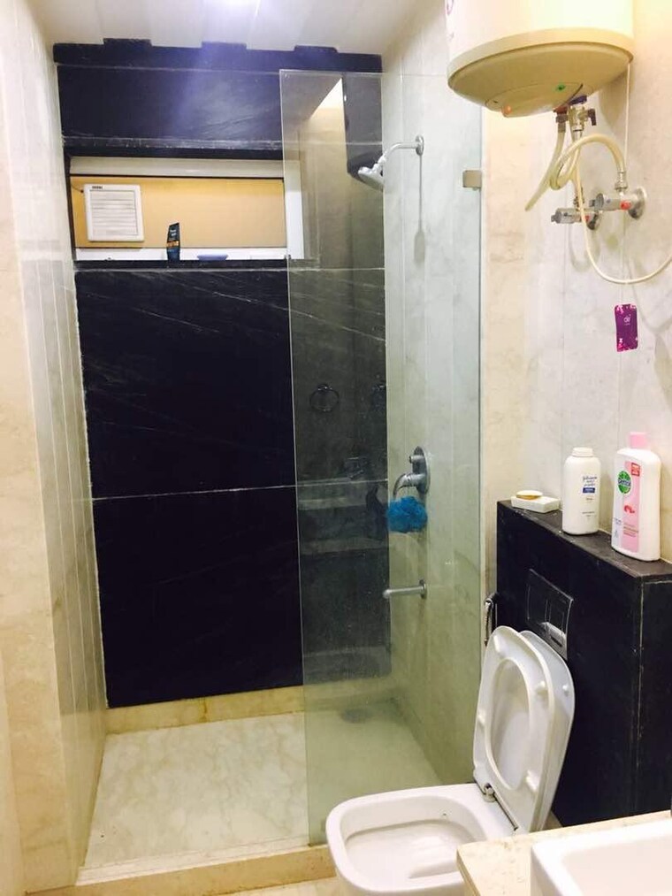 Bathroom, chittaranjan park 3 Bedroom 160 Sq.Yd. Builder Floor In Chittaranjan Park Delhi 9609716