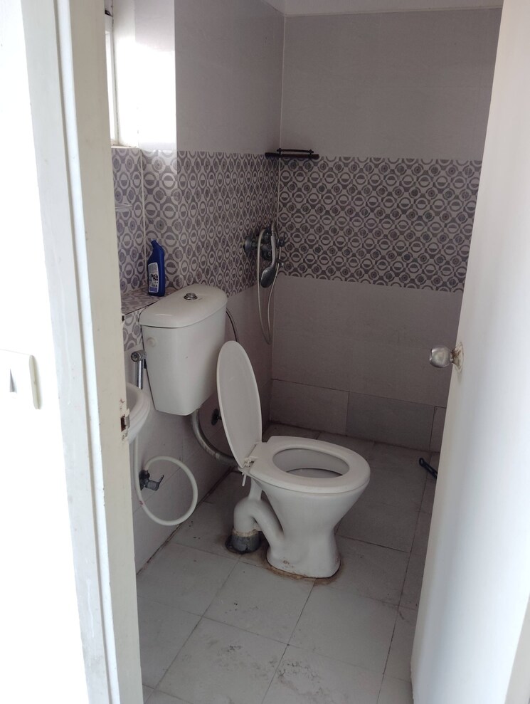 Bathroom, gaur-city-2-14th-avenue 3 Bedroom 1160 Sq.Ft. Apartment In Sector 16c Greater Noida Greater Noida 9609739