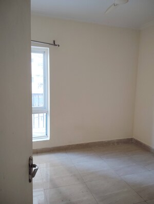 Room in 3 BHK Apartment at Gaur City 2 - 14th Avenue, Sector 16c Greater Noida – for Rent