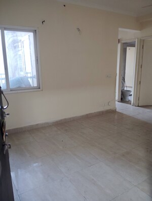 Room in 3 BHK Apartment at Gaur City 2 - 14th Avenue, Sector 16c Greater Noida – for Rent