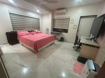 Bedroom in 3 BHK Apartment at Santacruz West – for Sale