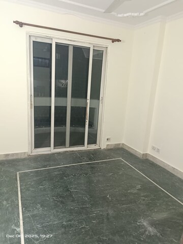 Room in 3 BHK Builder Floor at Sarvapriya Vihar – for Rent