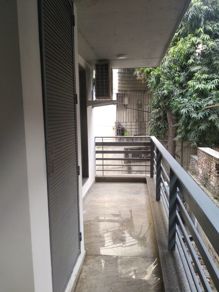 Balcony, panchsheel enclave 4 Bedroom 600 Sq.Yd. Builder Floor In Panchsheel Enclave Delhi 9609856