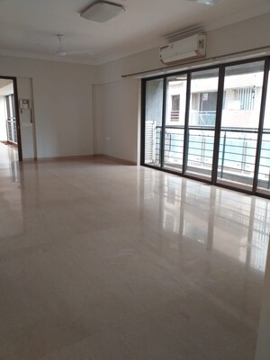 Room in 3 BHK Apartment at Ekta Park Vista, Khar West – for Rent