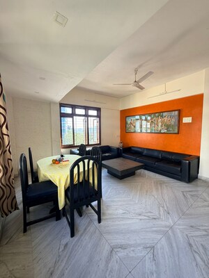 2.5 BHK Apartment For Rent in Khar West