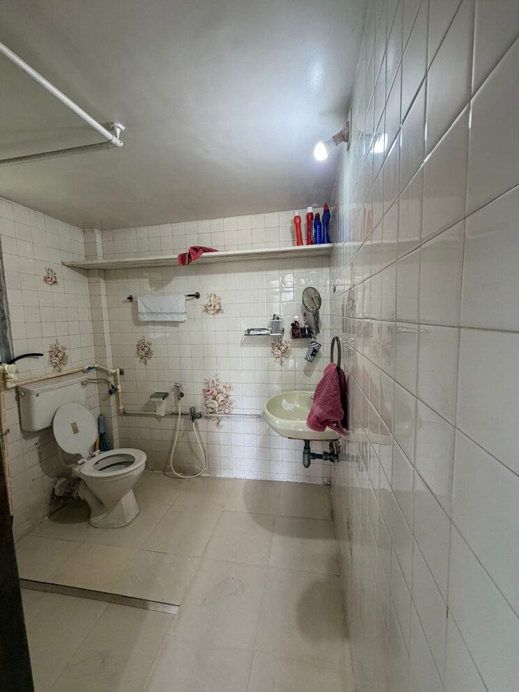 Bathroom, khar west 2.5 Bedroom 1000 Sq.Ft. Apartment In Khar West Mumbai 9609857
