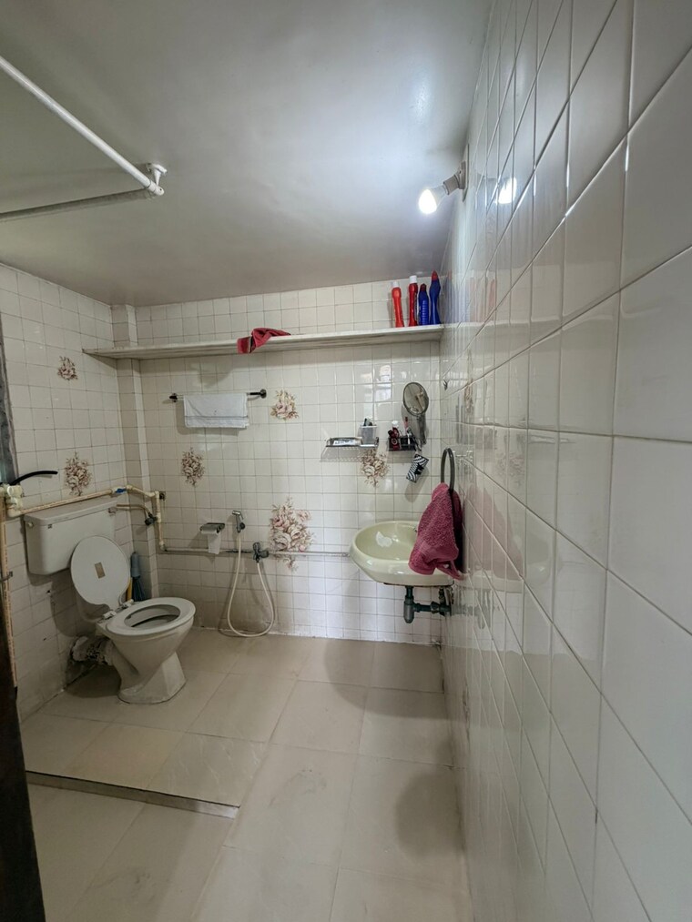 Bathroom, khar west 2.5 Bedroom 1000 Sq.Ft. Apartment In Khar West Mumbai 9609857