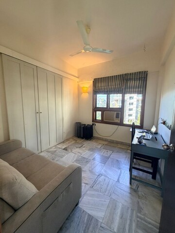 Bedroom in 2.5 BHK Apartment at Khar West – for Rent