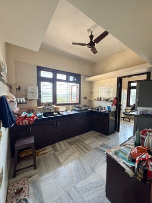 Bedroom in 2.5 BHK Apartment at Khar West – for Rent