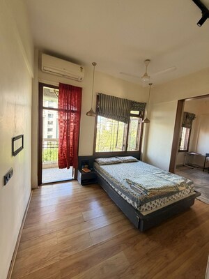 Bedroom in 2.5 BHK Apartment at Khar West – for Rent