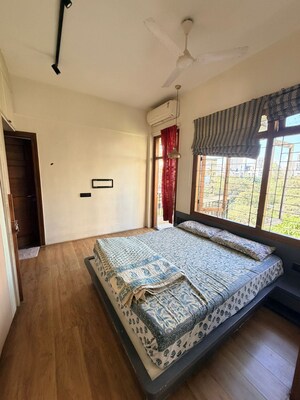 Bedroom in 2.5 BHK Apartment at Khar West – for Rent
