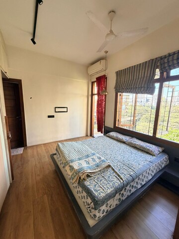 Bedroom in 2.5 BHK Apartment at Khar West – for Rent