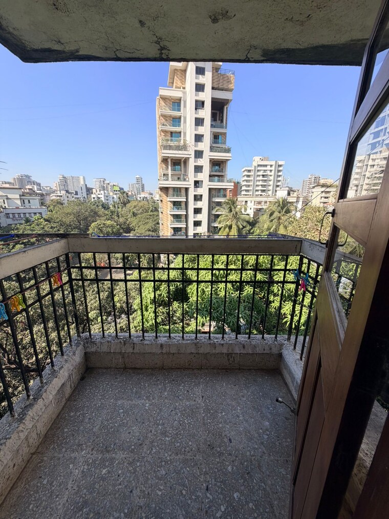 Balcony, khar west 2.5 Bedroom 1000 Sq.Ft. Apartment In Khar West Mumbai 9609857