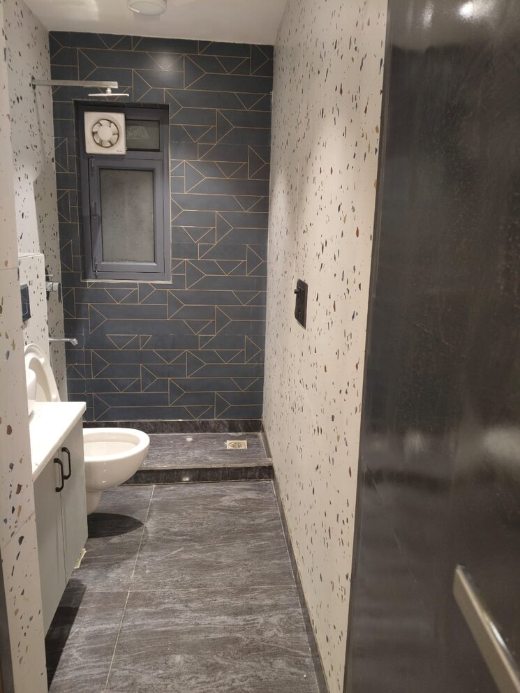 Bathroom, panchsheel enclave 1.5 Bedroom 150 Sq.Yd. Builder Floor In Panchsheel Enclave Delhi 9609861