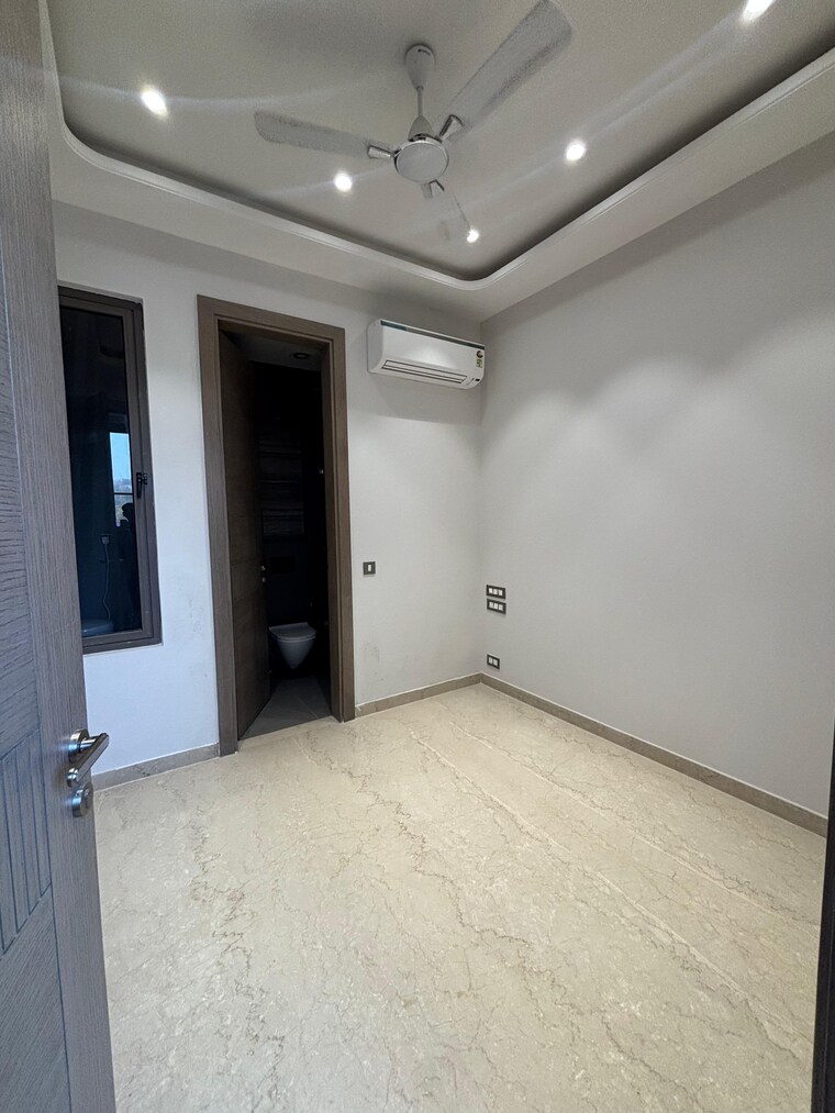 Room, east of kailash 3 Bedroom 160 Sq.Yd. Builder Floor In East Of Kailash Delhi 9609866