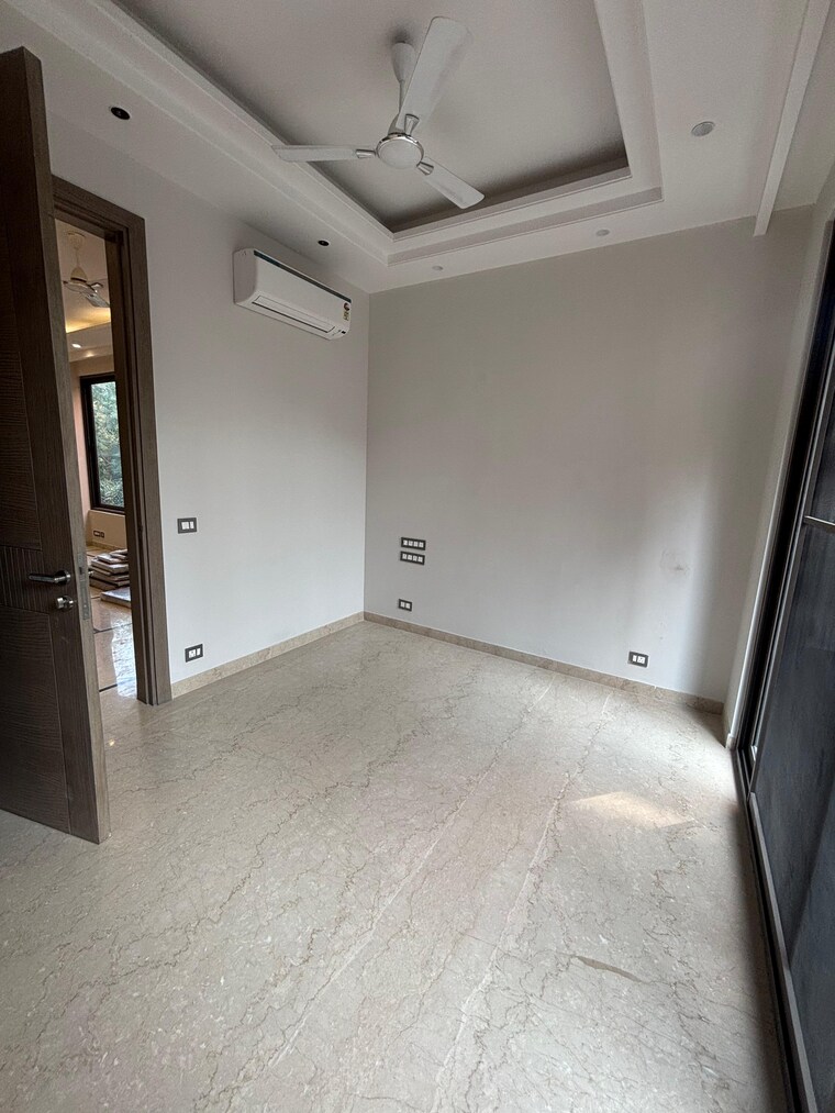 Room, east of kailash 3 Bedroom 160 Sq.Yd. Builder Floor In East Of Kailash Delhi 9609866