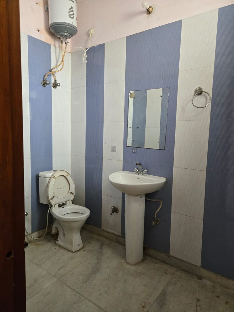 Bathroom, kohli-one-malibu-town 1 Bedroom 600 Sq.Ft. Builder Floor In Sector 47 Gurgaon 9609869