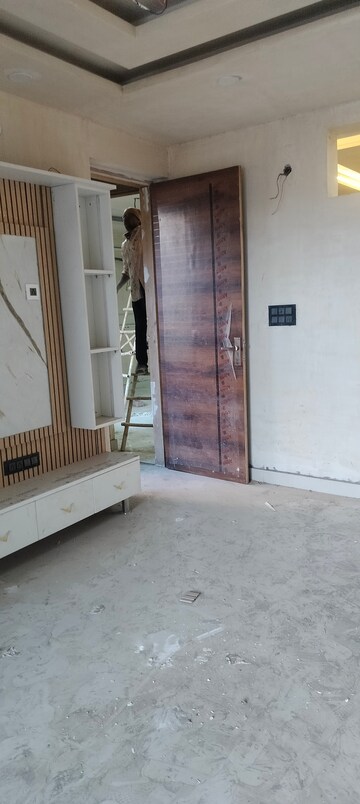 Room in 3 BHK Apartment at Janakpuri – for Sale