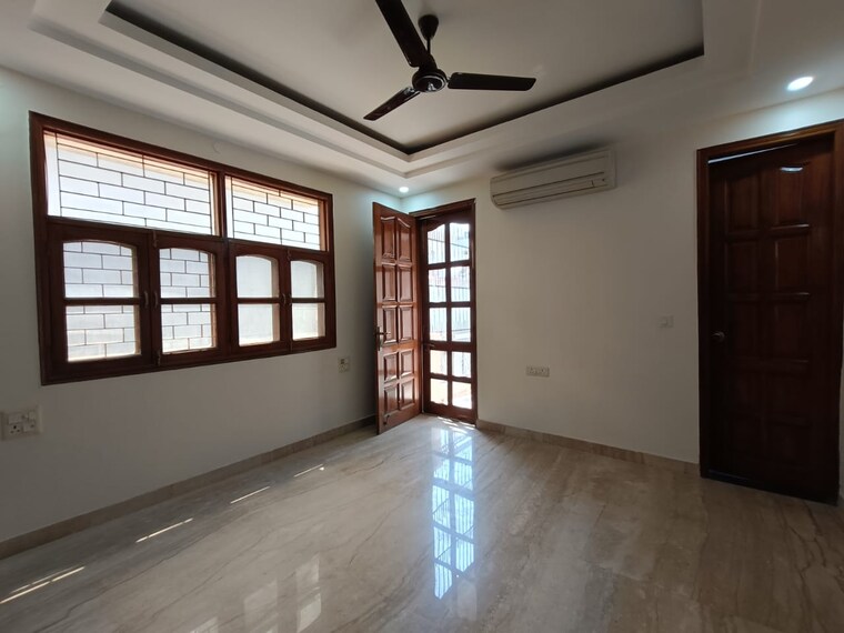 Room, janakpuri 4 Bedroom 370 Sq.Yd. Builder Floor In Janakpuri Delhi 9609890