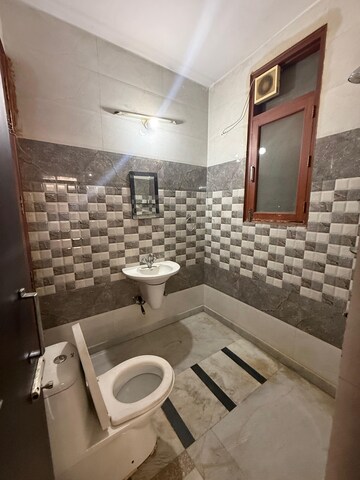 Team Area in 2 BHK Builder Floor at RWA Residential Society Sector 46, Sector 46 – for Rent