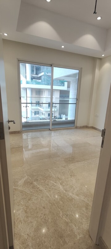 Room in 3 BHK Apartment at Indiabulls Sky, Lower Parel – for Rent