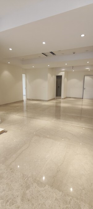 Room in 3 BHK Apartment at Indiabulls Sky, Lower Parel – for Rent