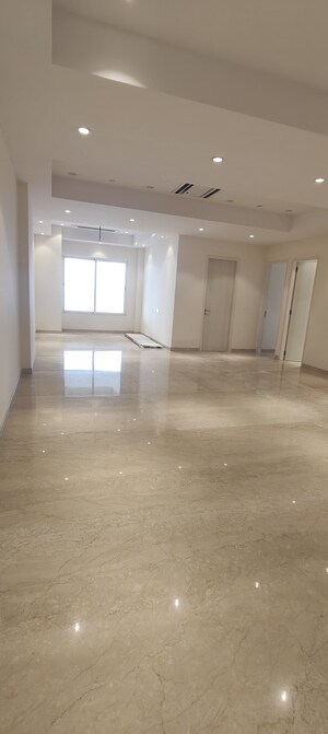 Room in 3 BHK Apartment at Indiabulls Sky, Lower Parel – for Rent