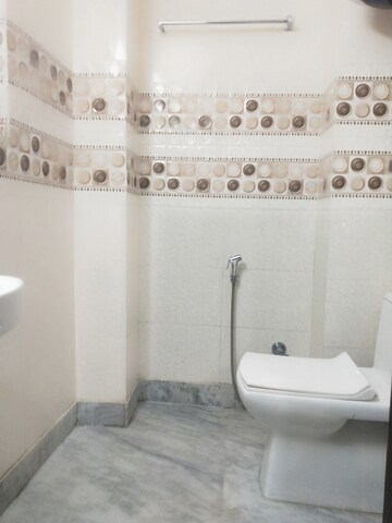 Bathroom in 1 BHK Builder Floor at RWA Residential Society Sector 46, Sector 46 – for Rent