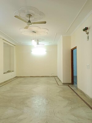 Room in 3 BHK Builder Floor at RWA Residential Society Sector 46, Sector 46 – for Rent