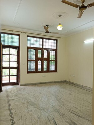 Room in 3 BHK Builder Floor at RWA Residential Society Sector 46, Sector 46 – for Rent